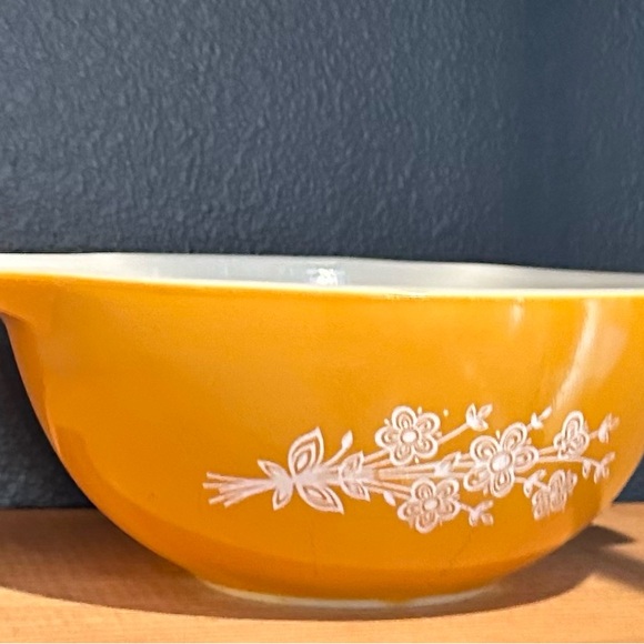 Vintage Pyrex butterfly gold casserole dish - Picture 2 of 8